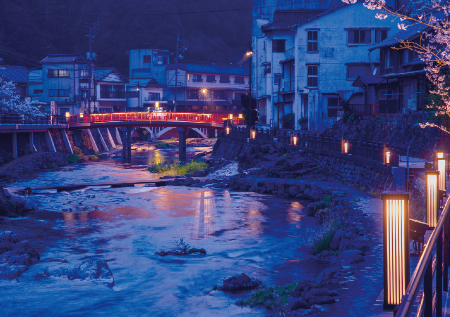 夜の温泉街