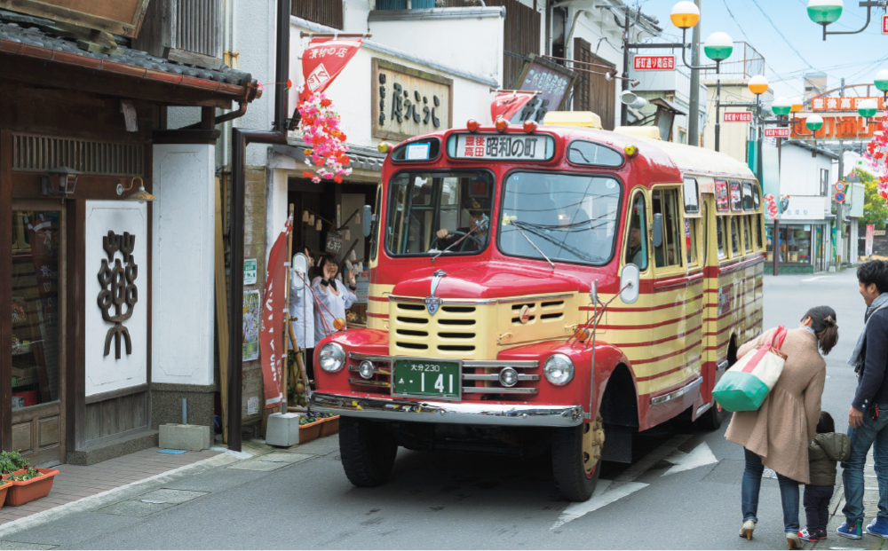 豊後高田の人気観光スポット「昭和の町」商店街を走るボンネットバス