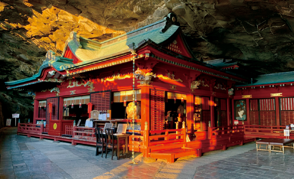 宮崎県でおすすめの神社「鵜戸神宮」の本殿