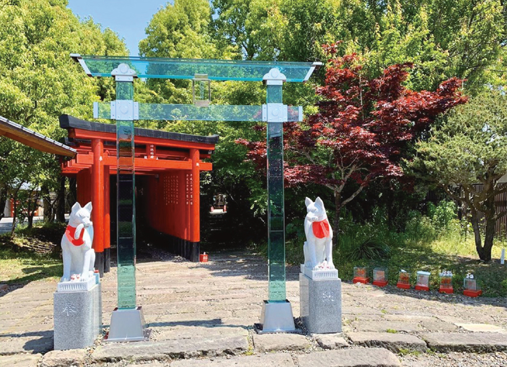 鹿児島県でおすすめの神社「神徳稲荷神社」のインスタ映えするガラスの鳥居
