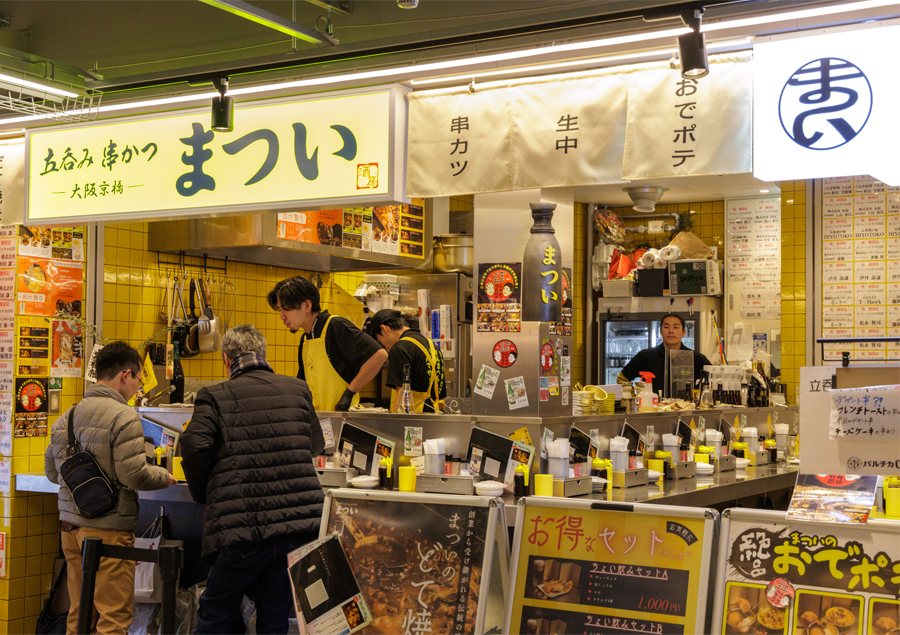 大阪うめきたエリアの最旬スポット「立呑み 串かつ まつい」：外観