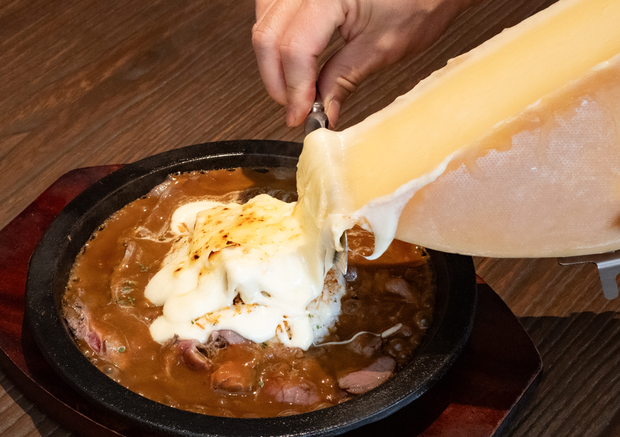 北九州・門司港レトロおしゃれスポット6選「ミツバチカレー」：チーズトッピング